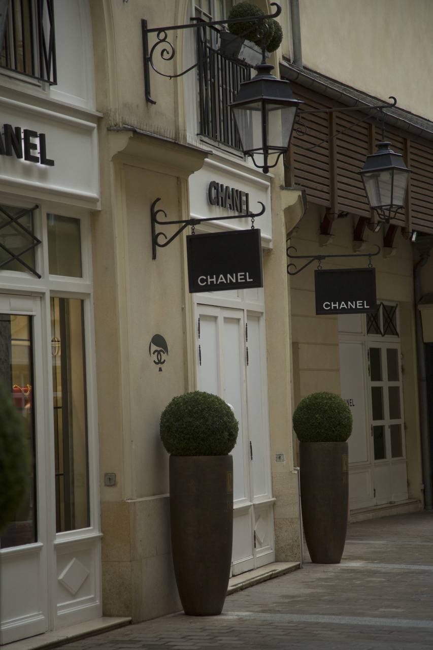 На магазинах Chanel в Париже появились изображения Гитлера. Фото © Telegram / Imnotbozhena
