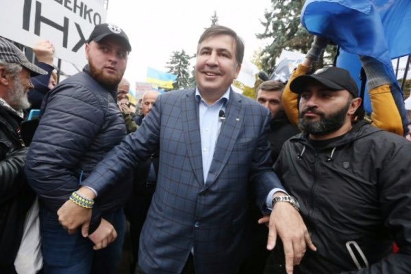 Посередине — Михаил Саакашвили. Справа — Теймураз Хизанишвили. Фото © t.me / Грузинский прохожий