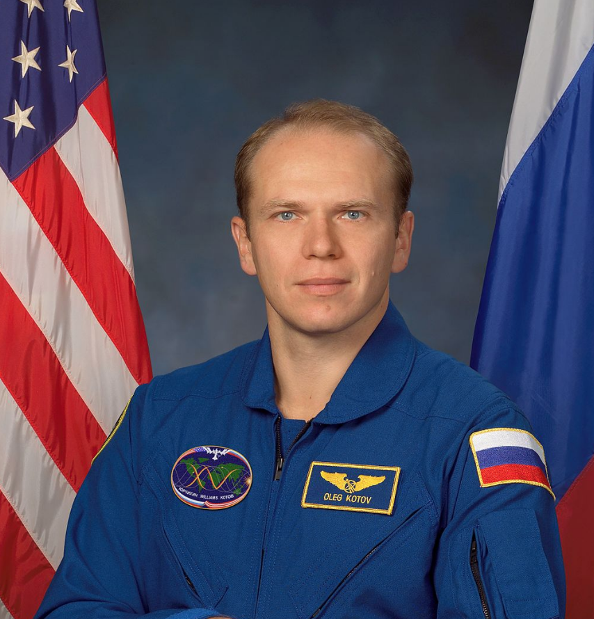 <p>Мы отлично понимаем, какая это доза и что ожидать. Что можно сказать: даже не имея такую принципиальную защиту, мы не превысим предела для острой лучевой болезни. То есть если задавать вопрос, долетит ли туда человек, да, долетит. Вопросы отдалённых последствий действительно стоят. Та суммарная доза, которую получат люди и при полёте, и находясь на планете, и при возвращении обратно, потенциально опасна с точки зрения отдалённых последствий воздействия радиации на человека. То есть тех, которые могут возникнуть в диапазоне десяти-пятнадцати лет</p>