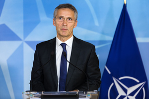 Генсек НАТО пообещал Украине оборонительное и наступательное вооружение