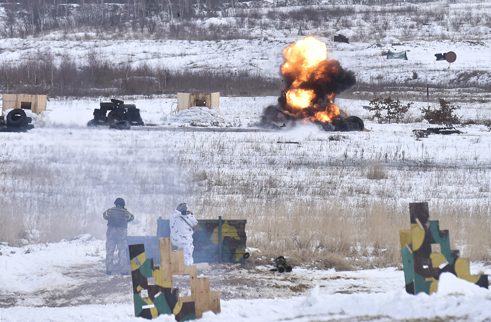 Украинские военнослужащие отрабатывают применение американских гранатомётов M141 Bunker Defeat Munition (SMAW-D) на Яворовском военном полигоне во Львовской области 4 февраля 2022 года. Фото © ТАСС / AP / Pavlo Palamarchuk