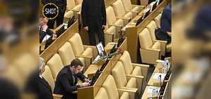 На месте Жириновского в Госдуме поставили его портрет и букет цветов