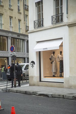 Наклейка с Гитлером с логотипом Chanel вместо лица на здании в Париже. Фото © Telegram / Imnotbozhena