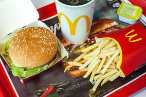 Mirror: Британские рестораны "Макдоналдс" изменили состав бургеров из-за нехватки томатов
