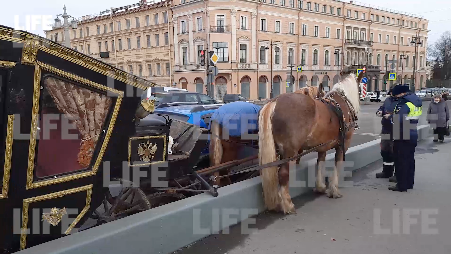 ДТП из XVIII века: Карета столкнулась с авто на Благовещенском мосту в Петербурге