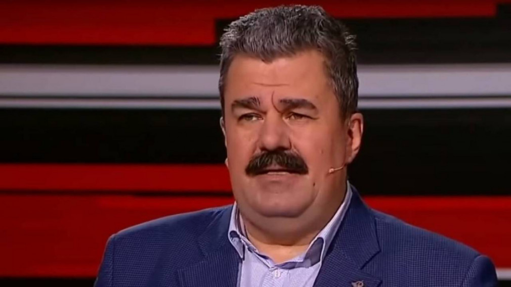 <p>Во-первых, расположение рулей, которые там видны. У "Искандера" они стоят на хвостовой части, к концу ракеты, и они меньше размером. У этой ракеты видно, что они смещены от того места, где вырываются реактивные газы. И второе — эти рули торможения представлены в виде сот</p>