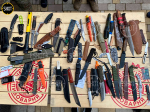 Ножи, сабли, кортики, найденные в доме украинского националиста. Фото © t.me / shot_shot