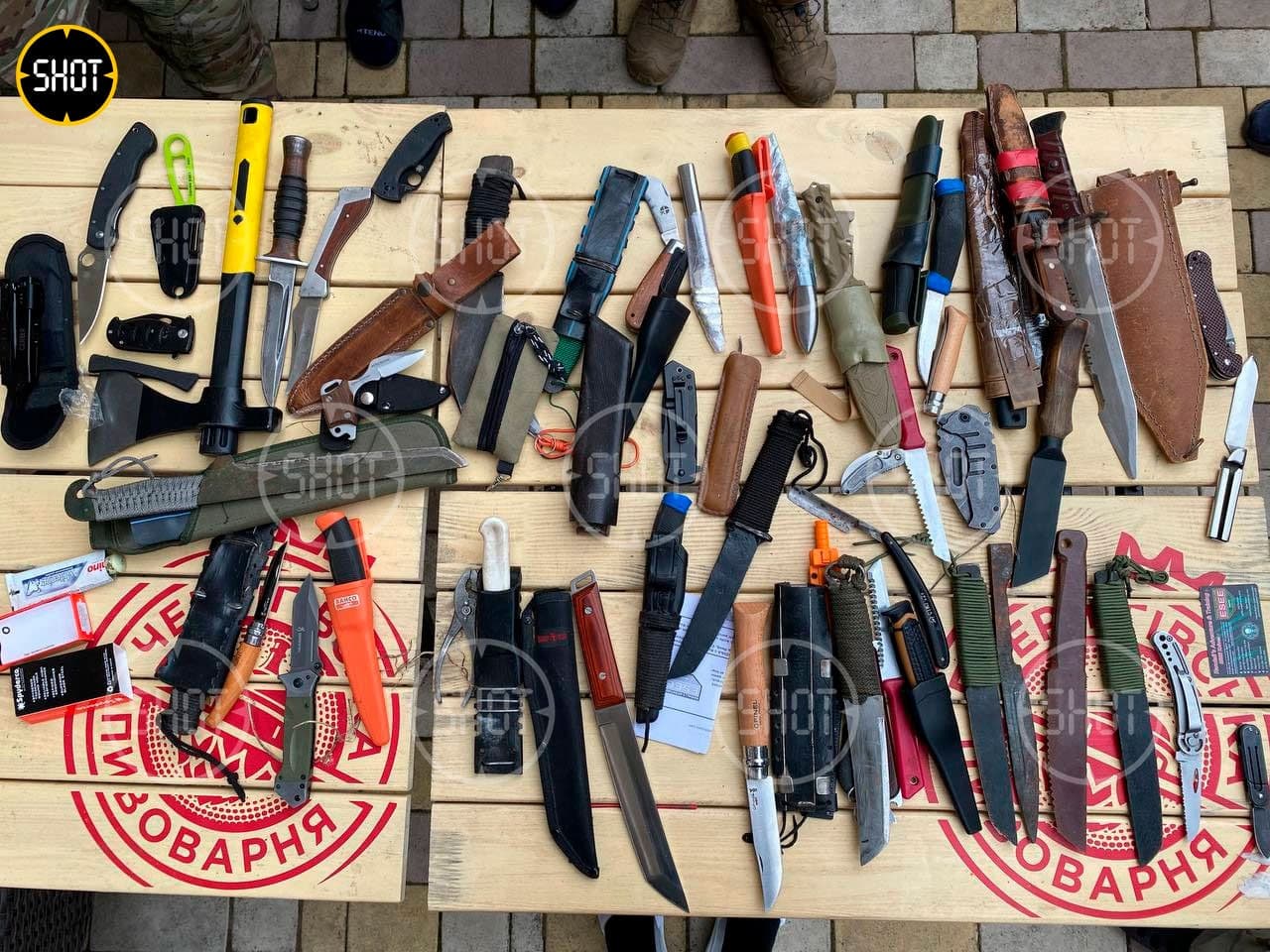 Ножи, сабли, кортики, найденные в доме украинского националиста. Фото © t.me / shot_shot
