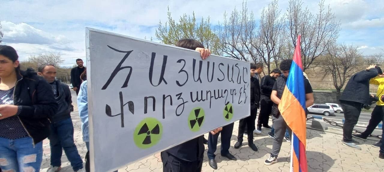 Участники протестов собрались с плакатами и флагами у Посольства США в Ереване © Telegram / RT 