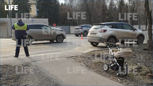 В Москве машина после столкновения вылетела на обочину и сбила женщину с двумя детьми