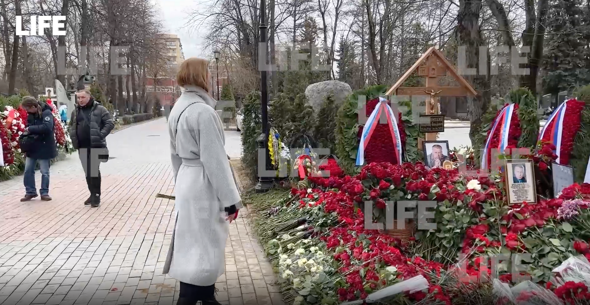 Пришли на кладбище. Могила Жириновского на Новодевичьем кладбище. Могила Инны Чуриковой на Новодевичьем кладбище. Прощание с Жириновским на Новодевичьем кладбище.