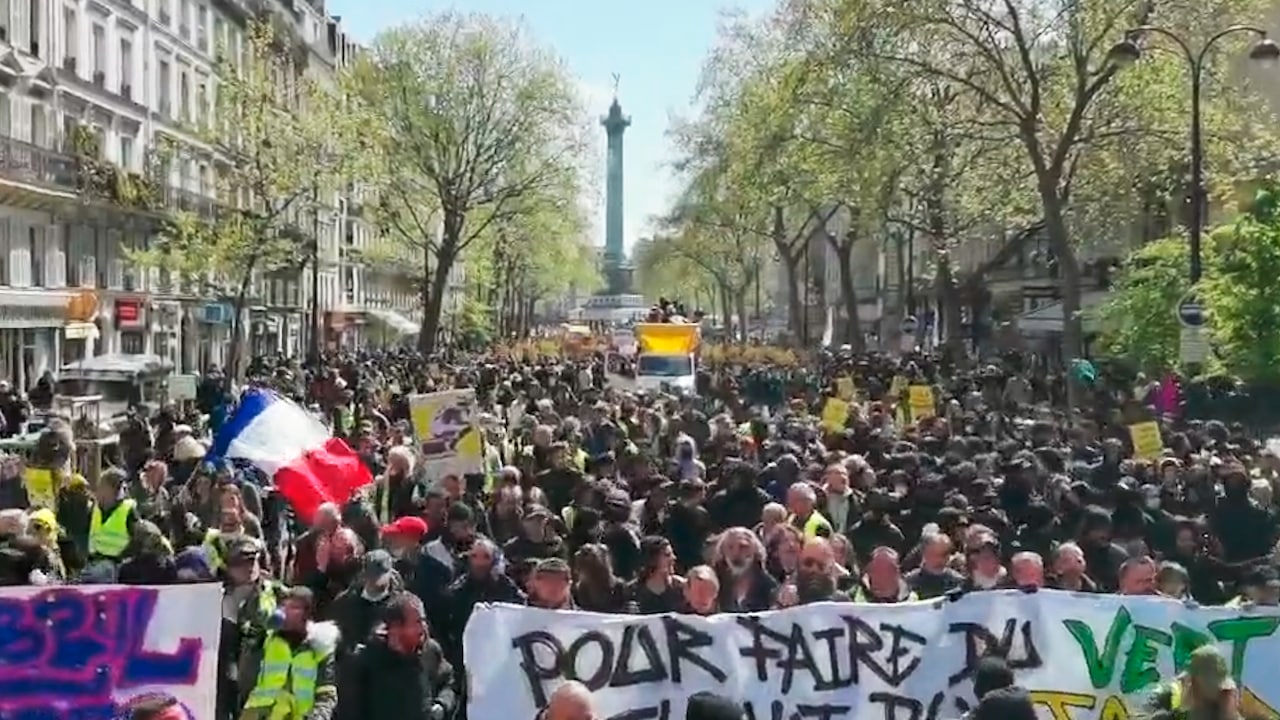 Французы вышли на протесты в Париже в преддверии президентских выборов 