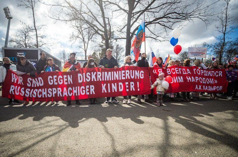 В немецком Штутгарте прошла акция в поддержку России. Фото © Twitter / Visegrad 24