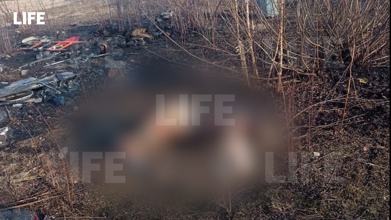 Тело погибшего десантника. Фото © LIFE