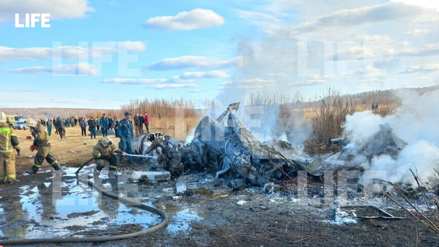 Обломки упавшего в Забайкалье вертолёта. Обложка © LIFE