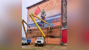 В Петрозаводске установили баннер с изображением бабушки со Знаменем Победы