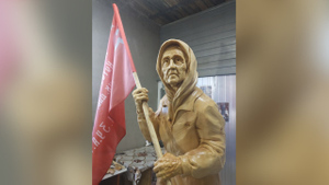 В Воронеж из Донбасса доставили Знамя Победы для скульптуры "Бабушка с красным флагом"