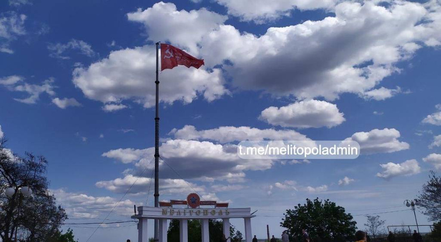 Знамя Победы на центральной площади Мелитополя. Фото © Telegram / Администрация города Мелитополя