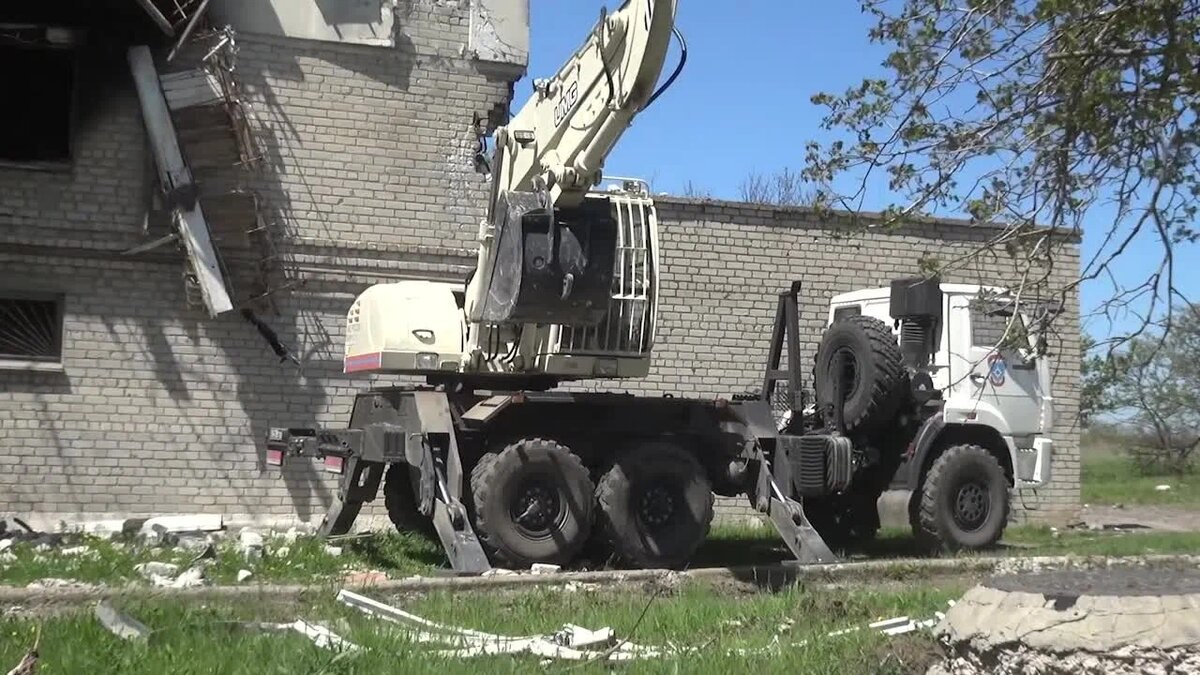 МЧС России опубликовало видео разбора завалов в освобождённой Волновахе