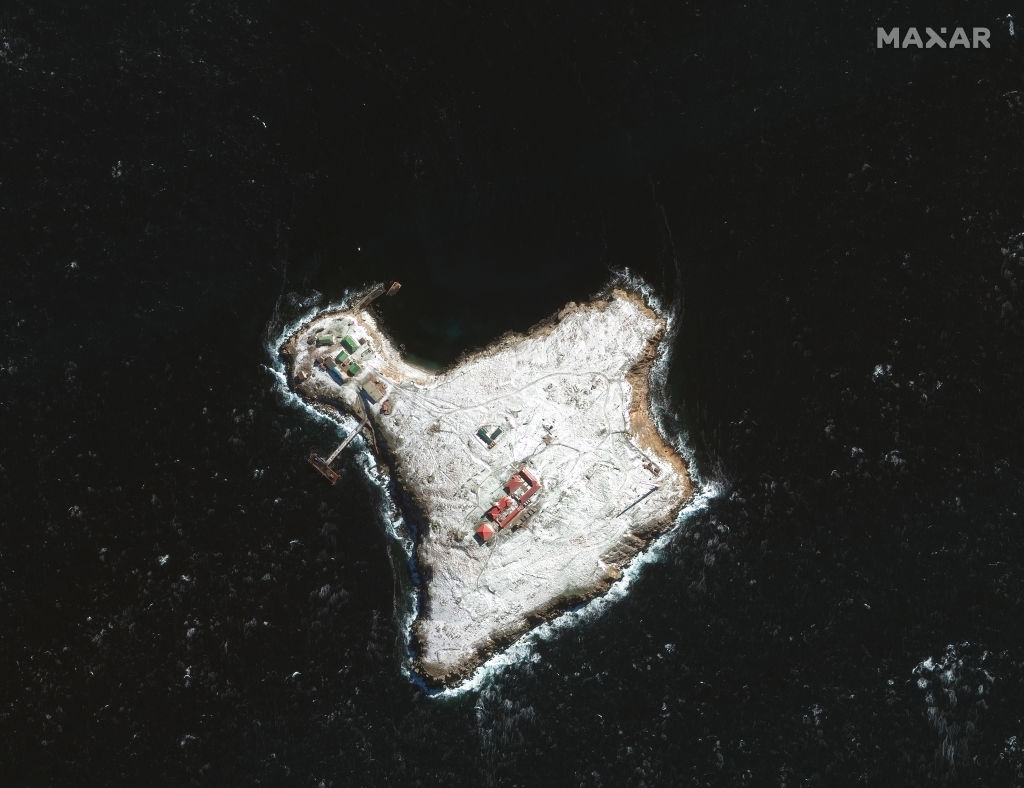 Спутниковый снимок острова Змеиный, сделанный Maxar 13 февраля 2021-го. Фото © Getty Images / Satellite image (c) 2022 Maxar Technologies