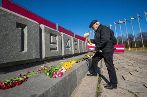 Жители Риги повторно возлагают цветы к памятнику Освободителям