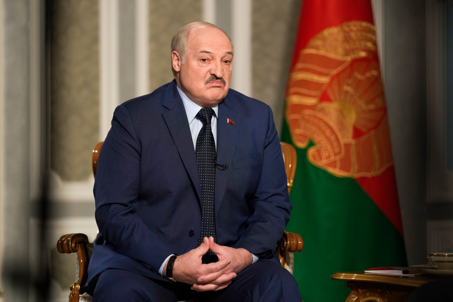 <p>Президент Белоруссии Александр Лукашенко на интервью в Минске. Фото © ТАСС / AP Photo / Markus Schreiber</p>