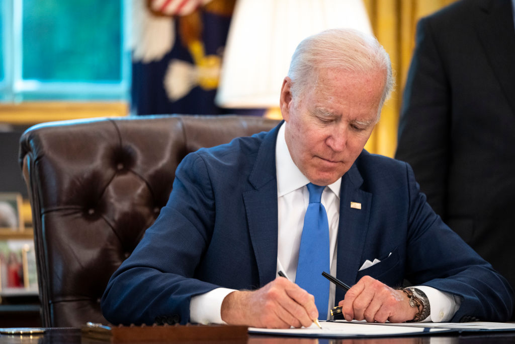 Президент США Джо Байден подписывает закон о ленд-лизе в Овальном кабинете Белого дома 9 мая 2022 года в Вашингтоне, округ Колумбия. Фото © Getty Images / Drew Angerer