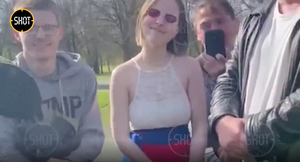 У советского памятника в Риге задержали девушку в "слишком российском" платье