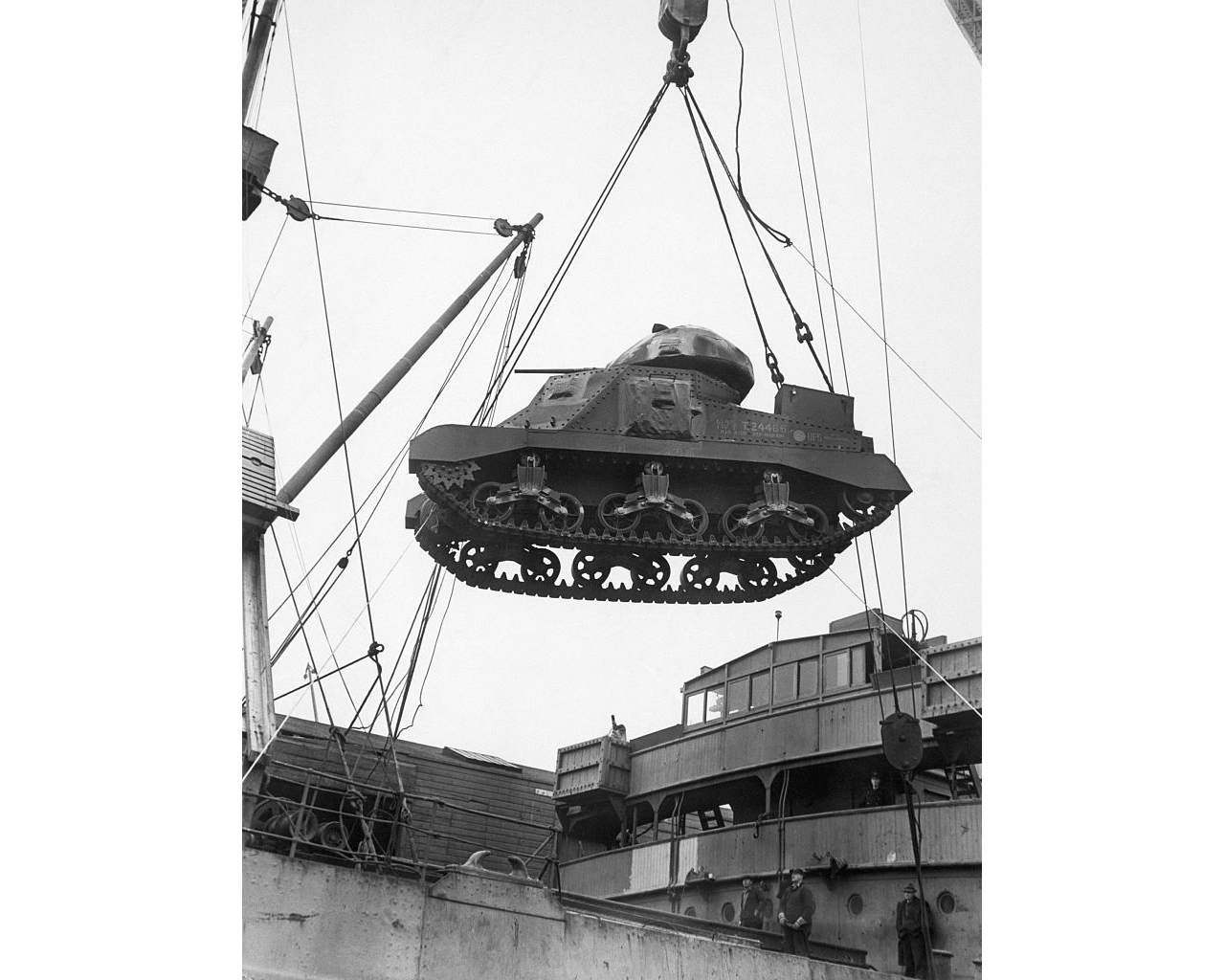 Танк по ленд-лизу переносят через борт грузового судна в порту Атлантического побережья США. Фотография времён Второй мировой войны. Фото © Getty Images / Bettmann