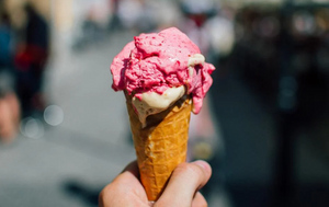 Врач Гинзбург назвал опасный ингредиент мороженого