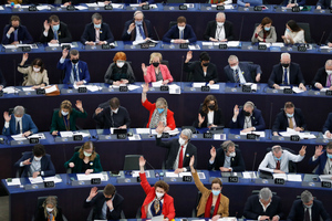 Заседание Европарламента во Франции открылось спектаклем с танцами рыб 