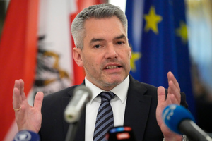 Канцлер Австрии объявил о переменах в правительстве после отставки двух министров