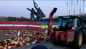 В Риге трактором сгребли цветы, возложенные к памятнику освободителям в День Победы
