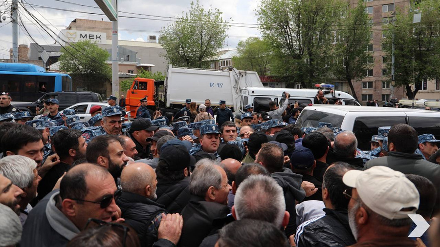 Столкновение между участниками протеста и полицией в Ереване. Фото © Twitter / hayastandashinq