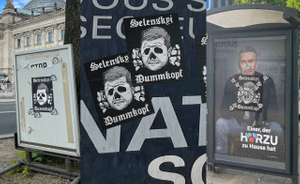 По всему Берлину появились плакаты с Зеленским в виде эмблемы дивизии СС "Мёртвая голова"