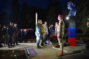 Памятник первому главе ДНР Александру Захарченко открыли в Шахтёрске