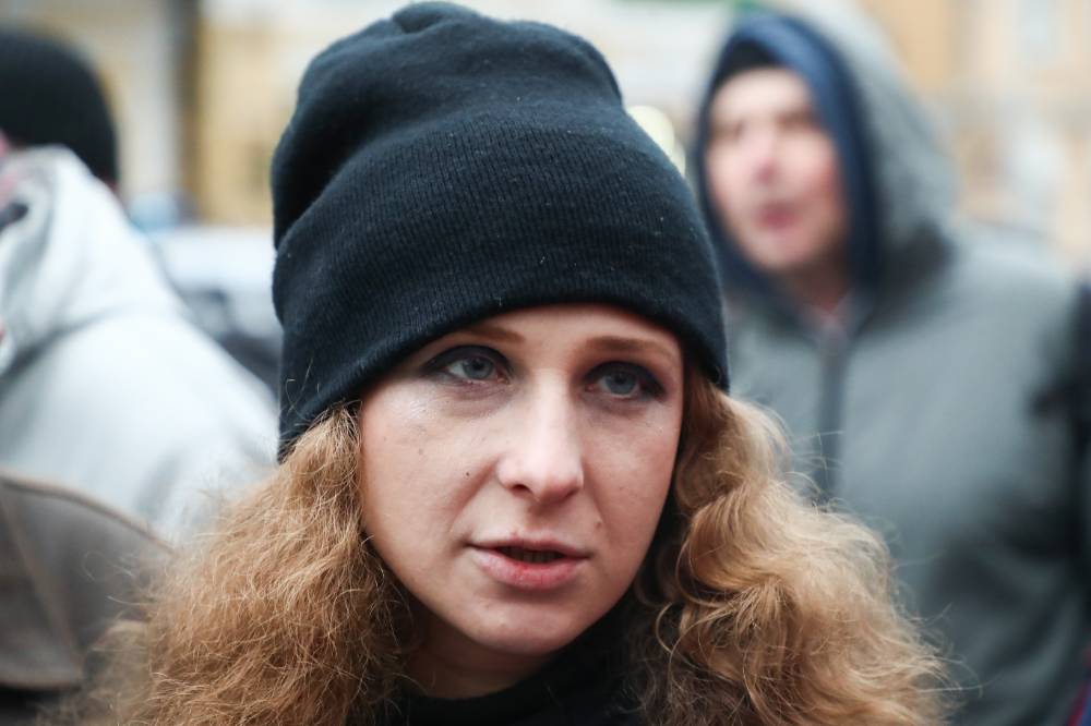 Участница Pussy Riot Алёхина уехала из России
