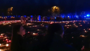 Жители Риги защитили цветы и венки у памятника освободителям