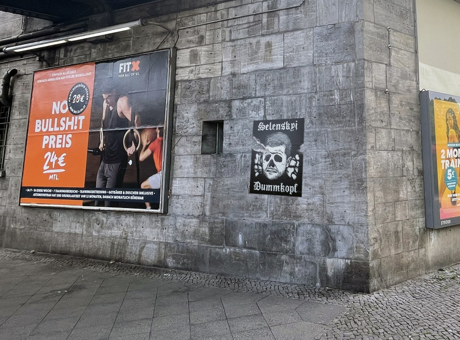 В Берлине появились плакаты с Зеленским в виде нашивки дивизии СС "Мёртвая голова". Фото © Twitter / olik_turk