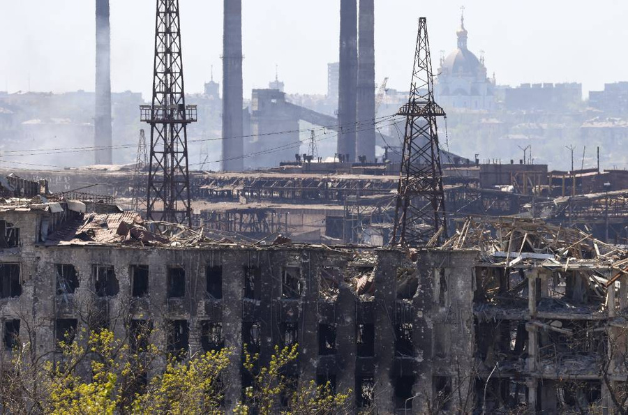 Вид на завод "Азовсталь", повреждённый в результате обстрелов. Фото © ТАСС / Пётр Ковалёв