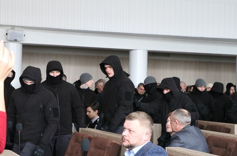 Дмитрий Кухарчук и его бойцы "работают" с депутатами.  Фото © Obozrevatel 