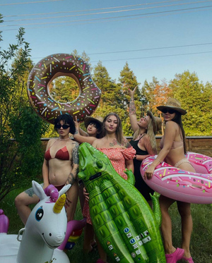 Вечеринка на даче у Дмитрия Кухарчука.  Фото © Instagram / stafastafa (соцсеть запрещена в России) 