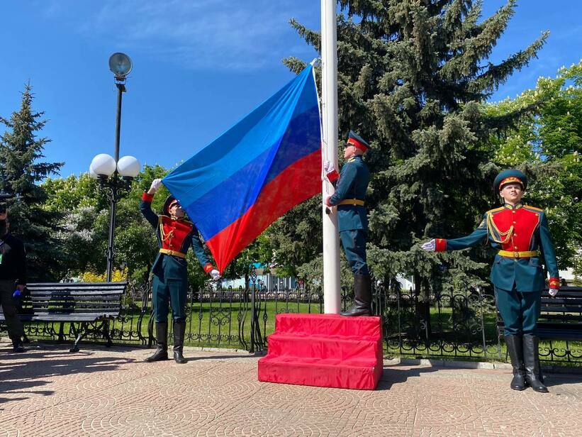 Церемония поднятия флага ЛНР. Фото © ЛИЦ / Марина Сулименко