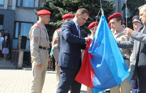 Торжественное поднятие флага ЛНР в Алчевске. Фото © Администрация города