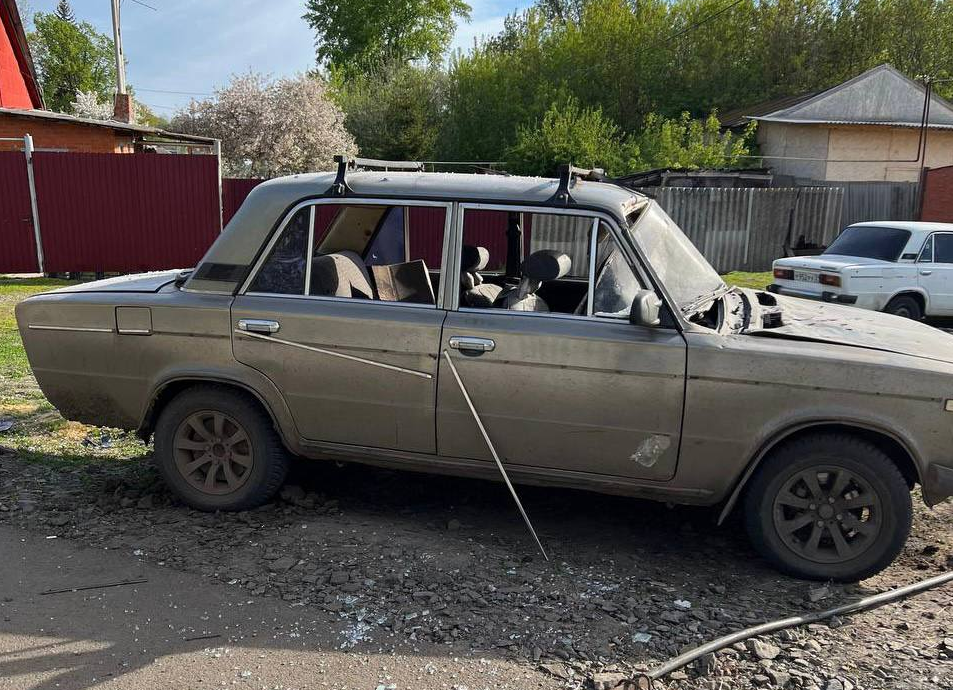 Повреждённый автомобиль в Солохе после обстрела ВСУ. Фото © Telegram / Настоящий Гладков