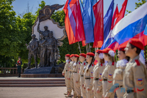 Церемония поднятия флага ЛНР. Фото © ЛИЦ / Марина Сулименко 