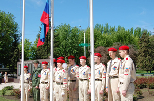 Торжественная церемония поднятия флага ЛНР в Стаханове. Фото © Местная администрация