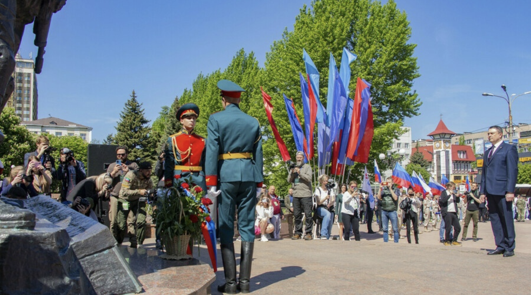 Церемония поднятия флага ЛНР в Луганске. Фото © Администрация города