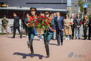 Возложение цветов к памятнику "Они отстояли Родину". Фото © ЛИЦ / Марина Сулименко
