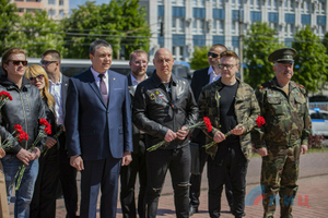 Возложение цветов к памятнику "Они отстояли Родину". Фото © ЛИЦ / Марина Сулименко
